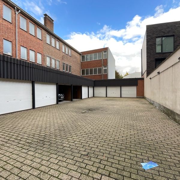 Gezellig duplexappartement in het centrum van Beveren met twee slaapkamers, terras en garage - Photo 1