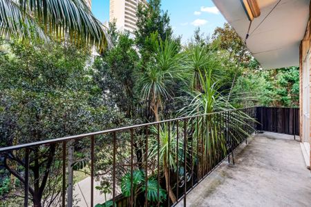 Spacious Apartment with Massive Courtyard ** Available 27/05/26 ** - Photo 5