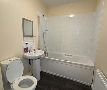 QUEENSWAY, BLETCHLEY - 2 BEDROOM PENTHOUSE - Photo 5