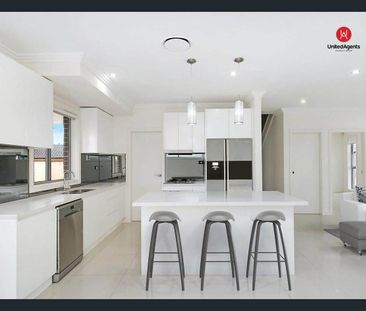 Spacious Family Home with Pool in Prime Liverpool Location - Photo 2