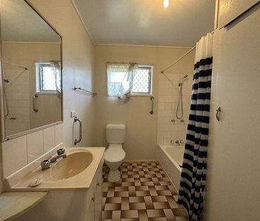 Cosy One Bedroom Unit in Great Central Location, Water Included ! - Photo 3