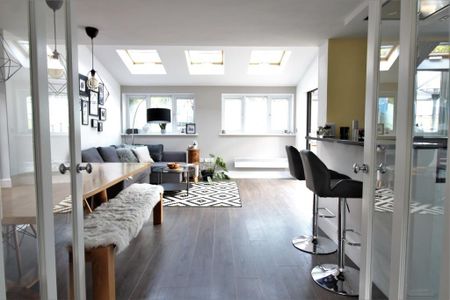 5 bedroom detached house to rent - Photo 2