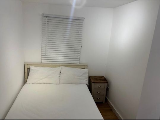 2 Bed Flat, London, SW19 - Photo 1