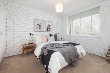 RENOVATED TWO-BEDROOM APARTMENT WITH STUNNING BAY VIEWS! - Photo 2