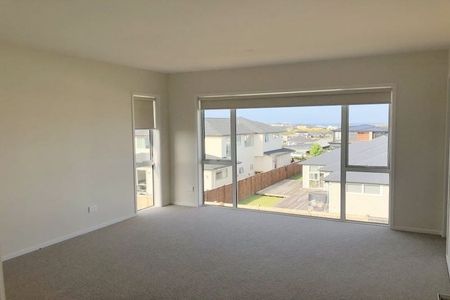 Massive 5-Bedroom Family Home with 3 Bathrooms - Photo 2