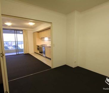 Unfurnished Studio Apartment with Stunning Views - Photo 2