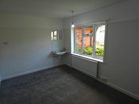 4 bed Semi-Detached - To Let - Photo 4