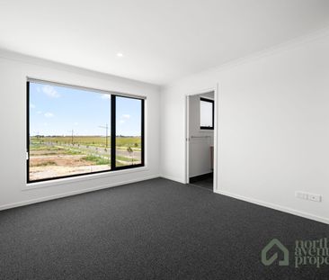 Spacious Family Living in Fraser Rise! - Photo 4