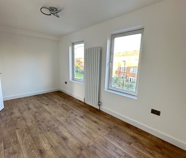 3 Bed Terraced House, Castle Close, E9 - Photo 6