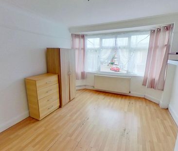 1 bedroom in a house share to rent - Photo 2
