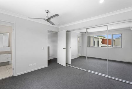 Spacious Townhouse - Photo 2