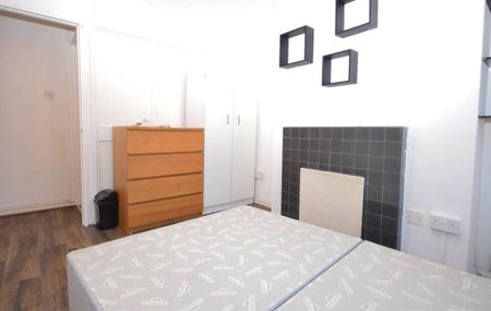 1 bedroom in a flat share to rent - Photo 4