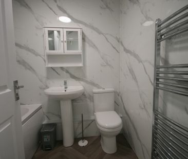 Hamilton Road , 1 Bed Main Door Furnished Flat, Broomhouse – Availa... - Photo 4