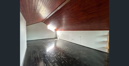 Modern 4 Bedroom Home - Photo 2