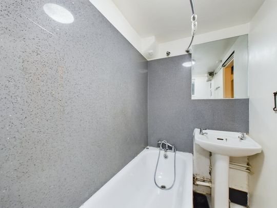 Room in a Shared House, High Street Colliers Wood, SW19 - Photo 1