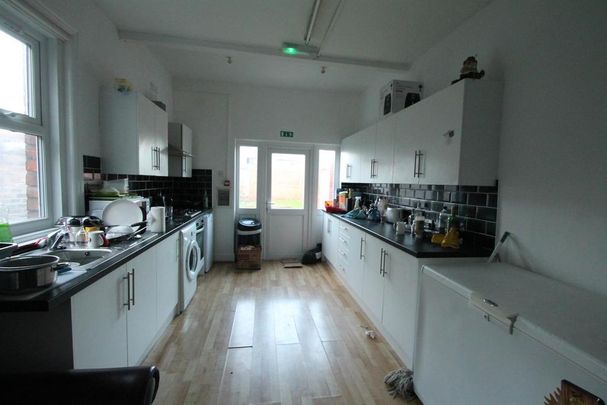 8 bedroom property to rent - Photo 1