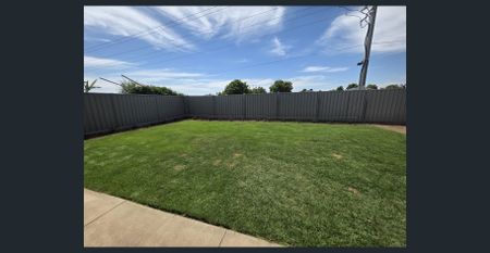 Large & Modern family home! - Photo 2