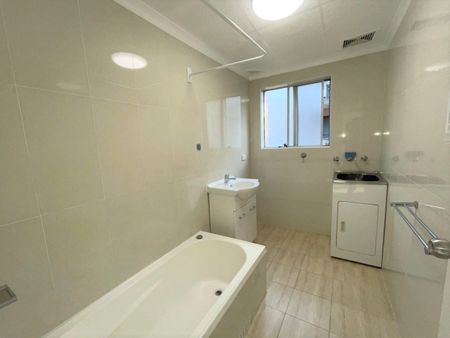 LARGE 3 BEDROOM UNIT - WALK TO ALL AMENITIES - Photo 5