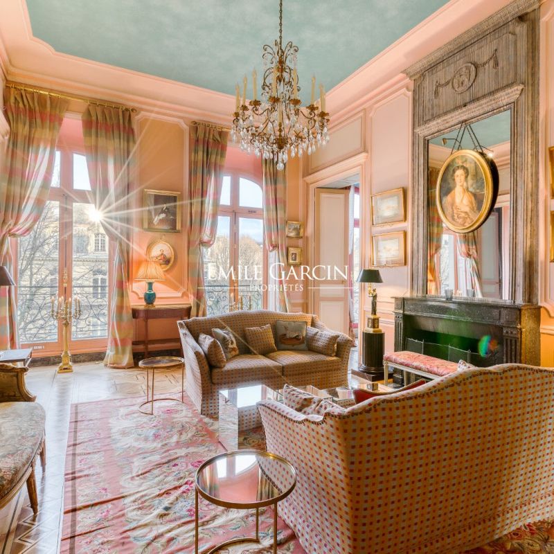 PARIS 8EME- APPARTEMENT MEUBLE AVENUE MONTAIGNE AVEC TERRASSE - Photo 1