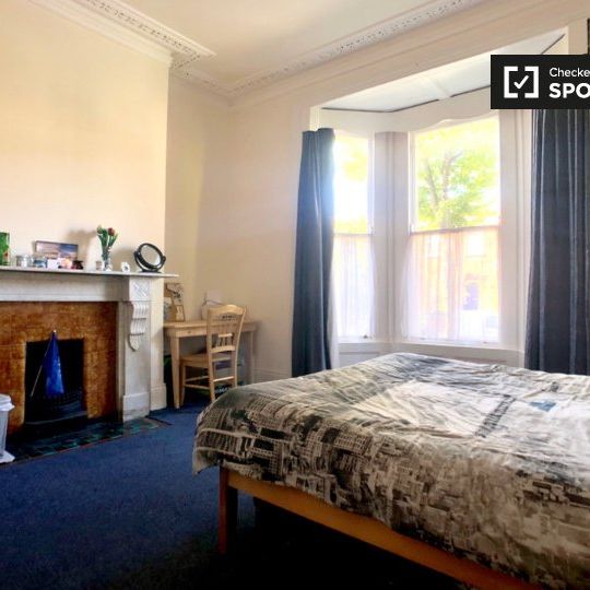 Large room in shared apartment in Stoneybatter, Dublin - Photo 1