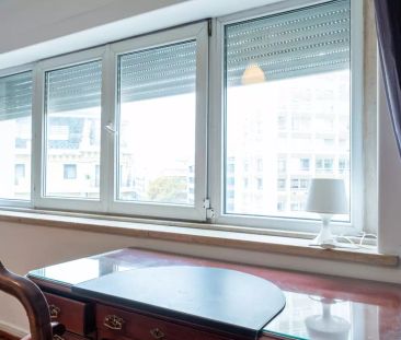 Perfect room for rent in spacious 6-bedroom apartment in Avenidas Novas - Photo 3
