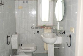 Appartamento non arredato, di ampia metratura, con 3 camere!