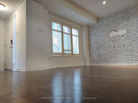 Condo Townhouse For Lease | E8143772 - Photo 2