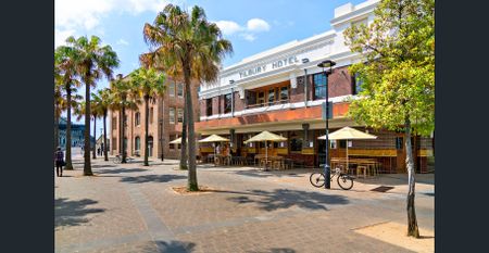 Well-positioned sun-filled terrace in Woolloomooloo - Photo 4