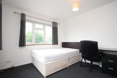 4 bedroom flat to rent - Photo 4