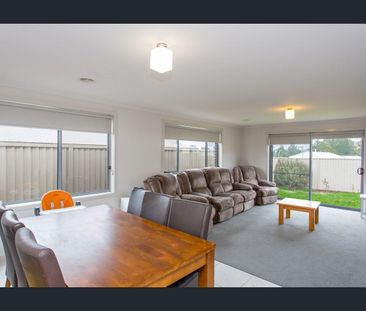 GREAT FAMILY HOME WITH DUCTED HEATING AND COOLING - Photo 2