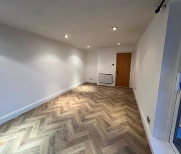 Smugglers Way, London, SW18 - Photo 2