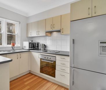 Cosy Two Bedroom - Long Term Lease - Photo 2