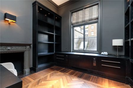 Rare opportunity to rent an entire house located on one of the most sought after squares in Marylebone. This tranquil location offers peace and quiet, while still being just minutes away from the wonderful shops and restaurants of Marylebone. - Photo 4