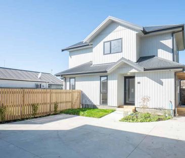 Easy Living on Tremaine! - Photo 2