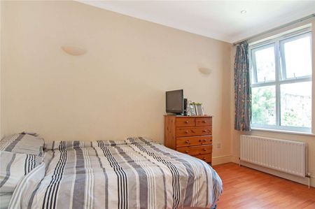 This three bedroom flat on Tooting Bec Road would be ideal for professional sharers. - Photo 3