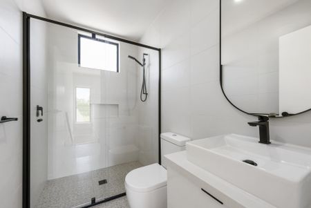 Modern Comfort in a Quiet Court Setting - Photo 4