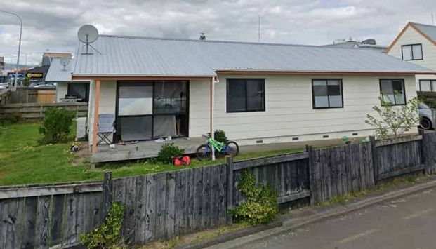 Spacious 4 bedroom home - Photo 1