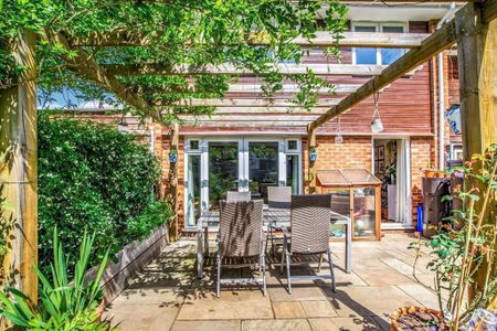 4 bedroom semi-detached house to rent - Photo 3