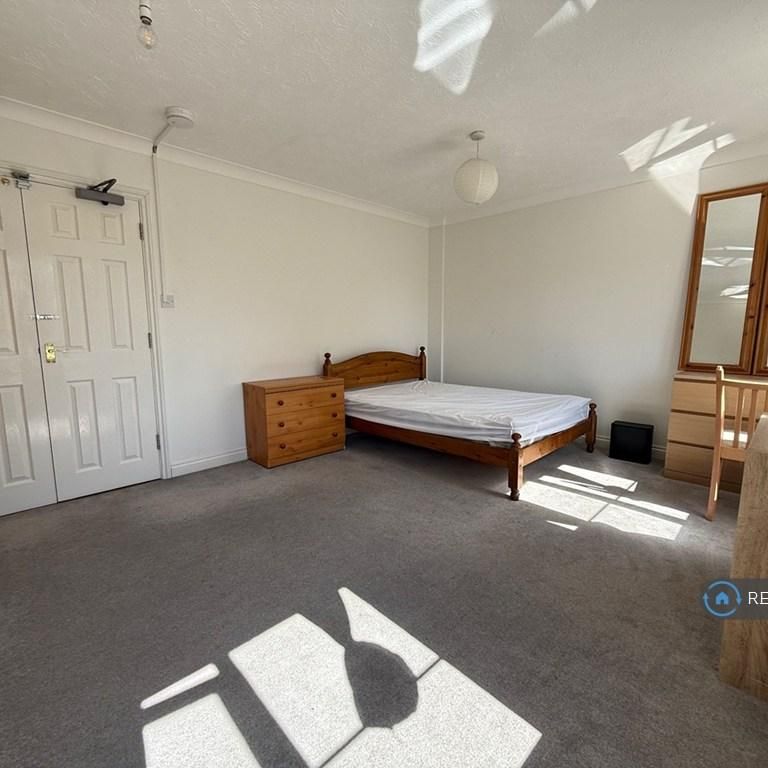 1 bedroom in a house share to rent - Photo 1