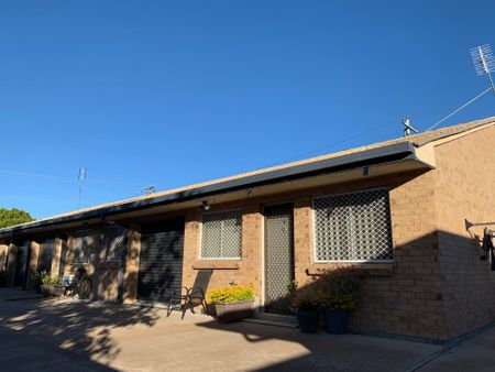 Unit in quiet complex - Fully Furnished - Photo 4