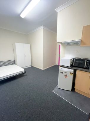 STUDIO APARTMENT - WARATAH - Photo 1