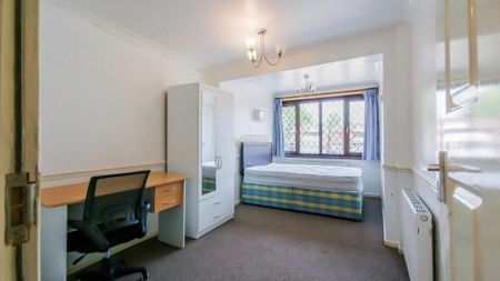 5 bedroom detached house to rent - Photo 2