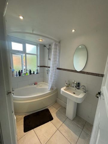 75 Beacon Road - Huge 6 Bed w/New Carpets and PaintLoughborough - Photo 5