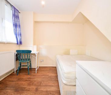 4 bedroom flat to rent - Photo 4