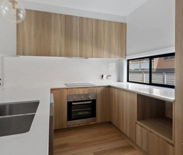 LUXURIOUS THREE-LEVEL TOWNHOUSE IN A PRIME TOOWONG LOCATION – AVAIL... - Photo 3