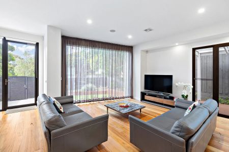 Luxury Living on the Park - Private Lift Access to Each Floor of Property. - Photo 3