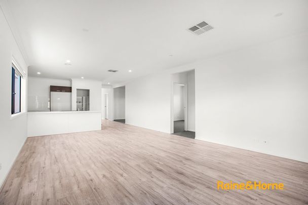 4-bedroom house in Cranbourne East! - Photo 1