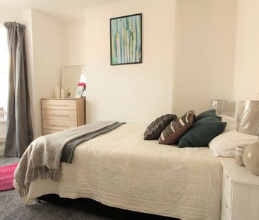 6 Bed Terraced House, St. Edwards Road, RG6 - Photo 4