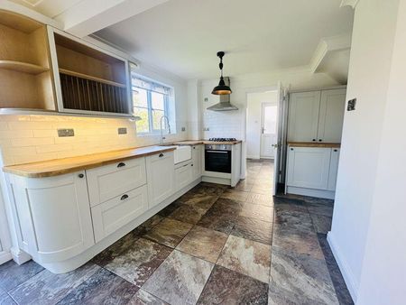 3 bedroom detached house to rent - Photo 2