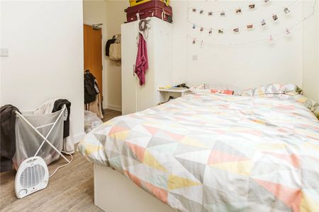 Crown House, - Photo 2